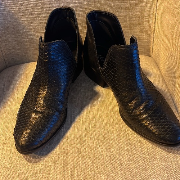 Kaanas black alligator booties size 8 - Picture 4 of 7